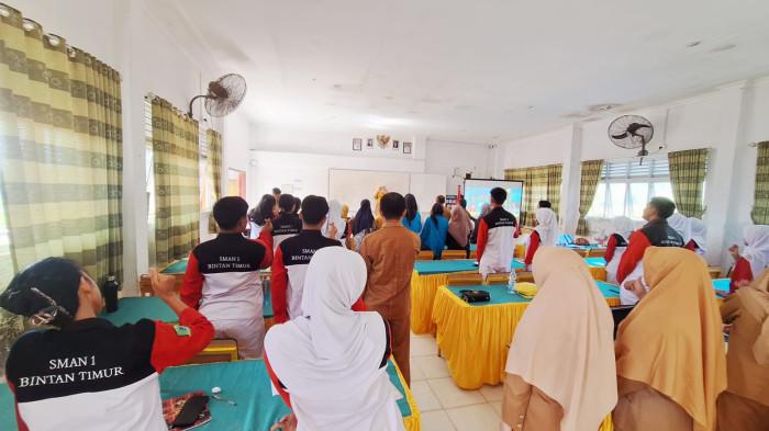 PEMBATASAN PENGGUNAAN HANDPHONE  - Sejumlah pelajar sedang mengikuti salah satu kegiatan di Sekolah Menengah Atas (SMA) Negeri 1 Bintan Timur, Kabupaten Bintan, Provinsi Kepulauan Riau (Kepri) belum lama ini.
