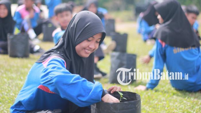 Pelajar SMPN 1 Singkep tanam 150 bibit cabai rawit bareng Wakil Bupati Lingga