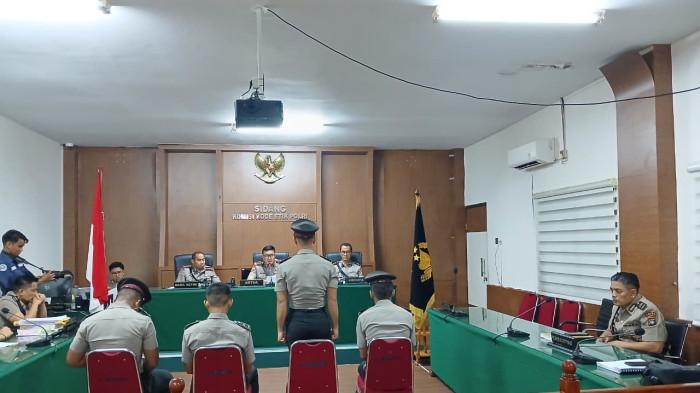 SIDANG KKEP - Pelaksanaan sidang KKEP terkait kematian Bripda Natanael Simanungkalit, empat pelanggar dijatuhi sanksi administrasi PTDH, atau dipecat. Satu pelanggar terima putusan itu, tiga lainnya ajukan banding 