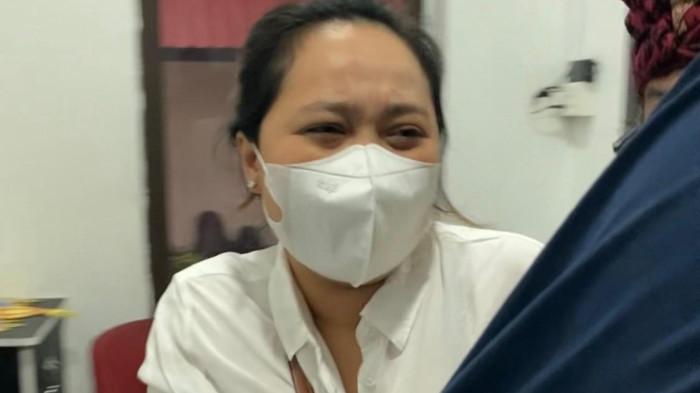 Terlapor Carolein saat digiring ke ruang penyidik Satreskrim Polresta Barelang, Senin (20/4/2026)