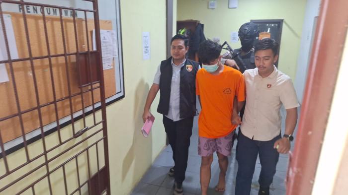 PENCURIAN  - Pelaku Mf (19) saat digiring polisi di Mapolsek Bintan Timur, Polres Bintan, Kepulauan Riau (Kepri) Rabu (15/4/2026).