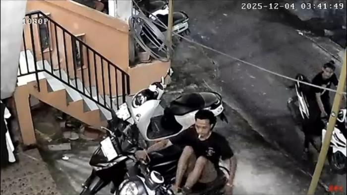 CURANMOR DI BENGKONG - Tangkapan layar video viral rekaman CCTV aksi curanmor di Bengkong Batam, Kamis (4/12/2025) yang dilakukan dua pria.