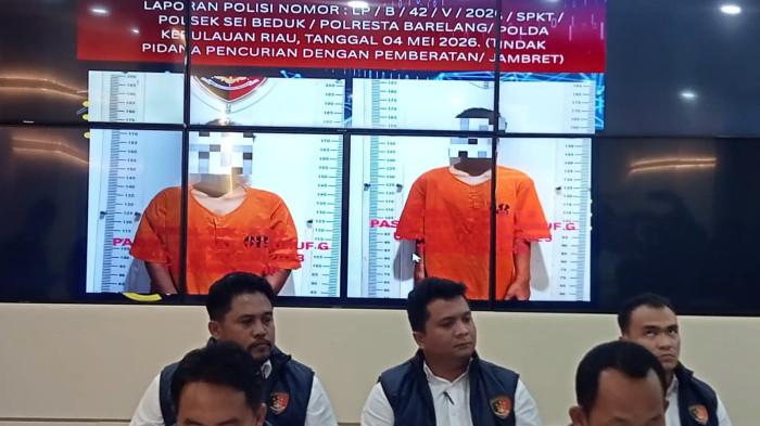 JAMBRET DI BATAM - Konferensi pers pengungkapan kasus pencurian dengan pemberatan atau jambret di Mapolresta Barelang Batam, Rabu (6/5/2026). Dua pelaku yang menjambret dua hp pekerja PT di Mukakuning, Kamis (30/4/2026) lalu ditangkap polisi.