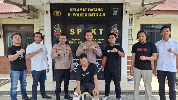 POLSEK BATUAJI - Unit Reskrim Polsek Batuaji bersama Ds (25), pelaku penikaman di Batam hingga korbannya tewas, Rabu (8/10/2025).