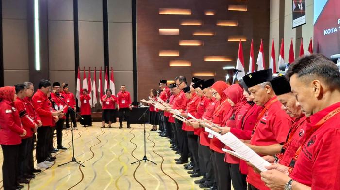 PELANTIKAN - Pengurus DPD PDIP Perjuangan saat menjalani pelantikan hasil dari Konferda yang dilaksanakan di Hotel Aston, Pelita Kota Batam, Minggu (16/11/2025) malam.