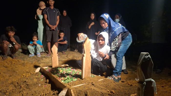 Wulan Masih Syok di Pusara Sang Ayah, Amizan Jadi Korban Pembunuhan di Bintan