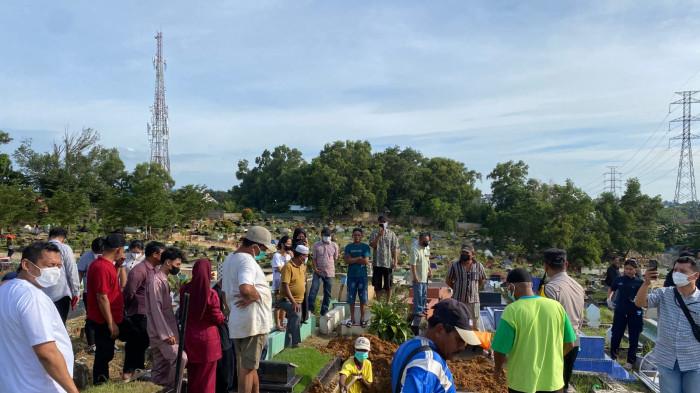 Setelah Dibongkar dan Diotopsi Semalam, Jenazah Sutoyo di Batam Akhirnya Dimakamkan Kembali
