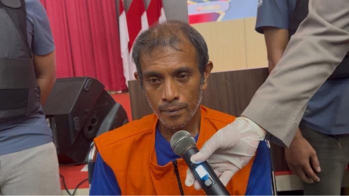 BERI KETERANGAN - Tersangka kasus pembunuhan di Perawang Barat, kecamatan Tualang, Ihsan saat memberikan keterangan kepada pers, Jumat (31/10/2025).