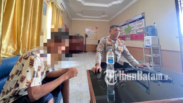 PELAKU PENCURIAN - Pemuda di Dabo Singkep, Kabupaten Lingga, Provinsi Kepulauan Riau, saat diamankan Polsek saat melakukan percobaan pencurian di rumah warga dengan cara membakar, Senin (13/4/2026).