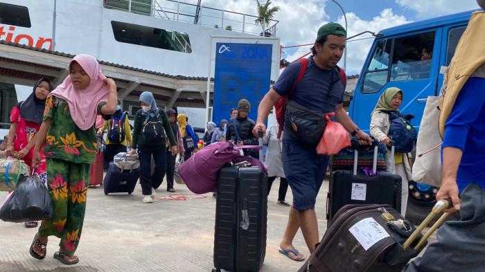 PELABUHAN TELAGA PUNGGUR BATAM - Aktivitas penumpang di dermaga ASDP Punggur, Kecamatan Nongsa, Kota Batam, Provinsi Kepulauan Riau (Kepri), Selasa (23/12/2025).