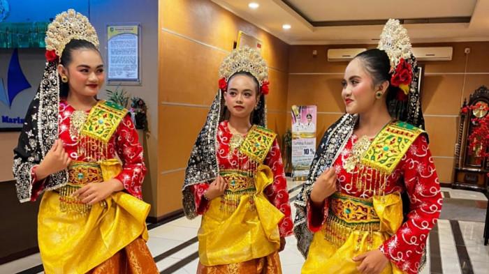 PENARI SANGGAR SLASE - Potret penari Sanggar SLaSe Dabo Singkep, Kabupaten Lingga, yang mewakili Kepri, pada kegiatan Zapin Maritim Raya (ZAMARA), yang digelar di Kabupaten Bengkalis, Provinsi Riau, Jumat (21/11/2025)