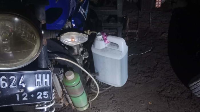 CURI BBM - Cara pria bernama Bo'op diduga curi BBM di kendaraan warga. Ia kepergok warga Lanjut, Kecamatan Singkep Pesisir, Kabupaten Lingga, Provinsi Kepri, Kamis (7/5/2026) dini hari.