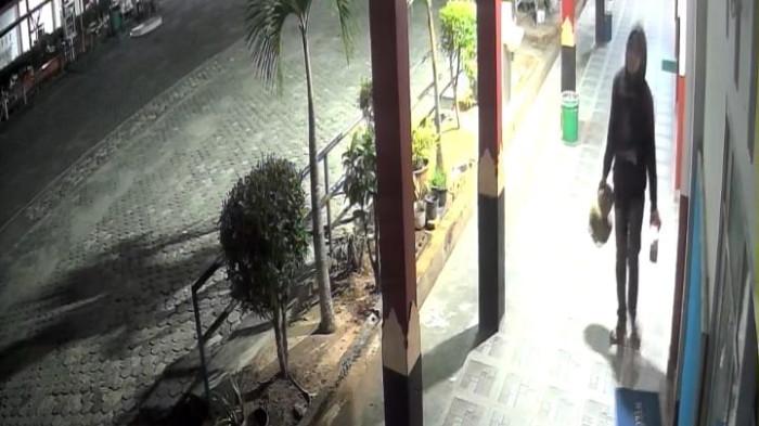 PENCURIAN DI BINTAN VIRAL  - Pelaku pencurian tabung gas tengah menenteng gas elpiji melintas di teras sekolah SD Negeri 004 Bintan Utara, Tanjunguban, Kabupaten Bintan, Kepulauan Riau (Kepri).