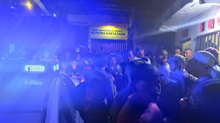 DATANGI TKP - Anggota patroli Polsek Sagulung datangi tempat kejadian dugaan pencurian handphone di Kavling Tunas Regency, Sagulung, Kota Batam, Selasa (9/6/2026)