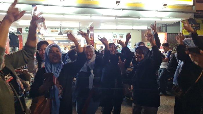 Pendukung ASLI Berkumpul di Jalan Dekat Lokasi Debat Paslon Pilkada Batam 2024