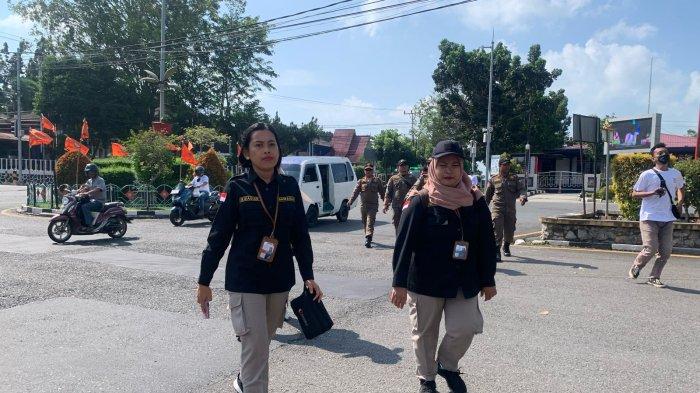 BREAKING NEWS - Tim Gabungan Copot APK Peserta Pemilu 2024 di Tanjungpinang
