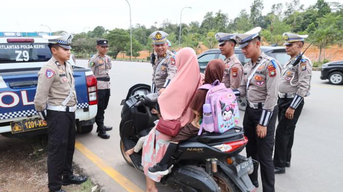 Pengendara yang melanggar aturan ditangkap tim satgas Operasi Zebra di Jl. Hang Tuah