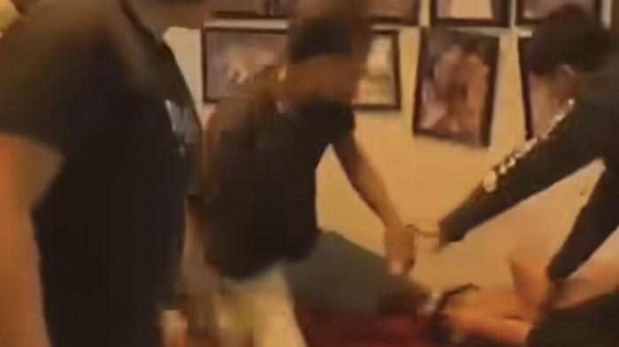Tangkapan layar video viral seorang pemuda di Batam terlibat cekcok hingga dikeroyok di kawasan Perumahan Cluster Topaz Homestay Mini Coco, Bengkong
