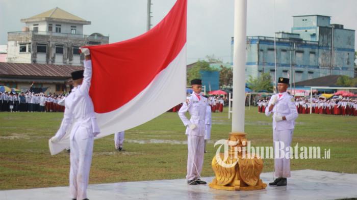 Pengibaran bendera HUT ke 80 RI di Singkep Lingga