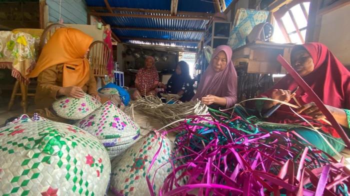 Dekranasda Lingga Bina Pemasaran Anyaman Tudung Saji Pandan Desa Sekanah