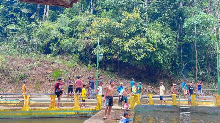 Pengunjung Air Terjun Neraja di Anambas dnk