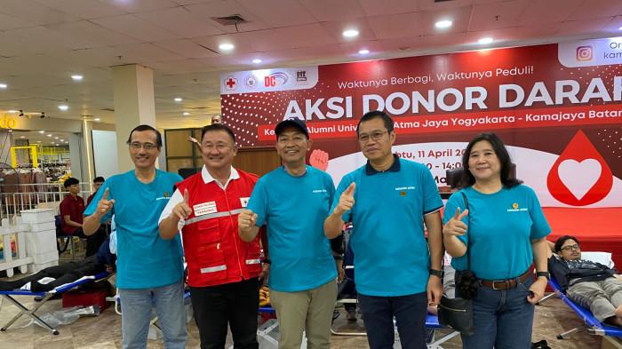 KAMAJAYA BATAM - Pengurus pengda Kamajaya dan PMI Batam dalam acara aksi donor di DC Mall, Sabtu (11/4/2026).