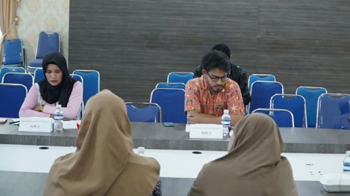 PENILAIAN LOMBA - Fuji dan Rahul, kreator Lingga yang menjadi bagian dari juri, saat bersama Dinas Pariwisata, d menggelar rapat penilaian lomba videografi bertajuk “Explore Lingga 2025” tingkat pelajar SMP dan SMA sederajat, Kamis (13/11/2025).