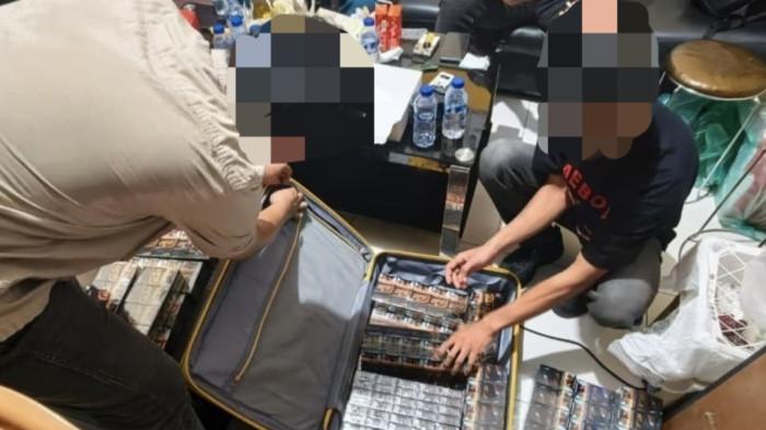 BEA CUKAI BATAM - Petugas Bea Cukai Batam menindak barang ilegal dalam koper dan ransel penumpang kapal Roro KMP Lome. Foto diambil baru-baru ini.