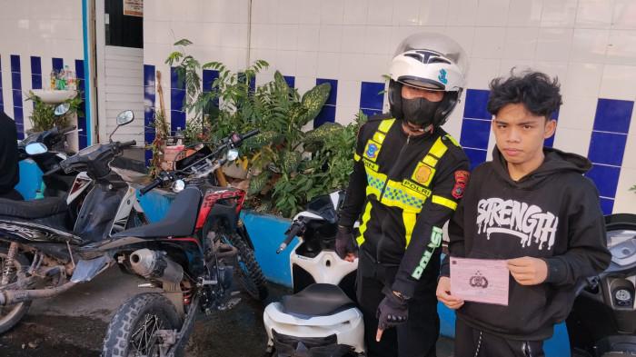 RAZIA KNALPOT BRONG DI BATAM - Personel Satlantas Polresta Barelang saat menindak salah satu kendaraan sepeda motor yang menggunakan knalpot brong, (3/6/2026).