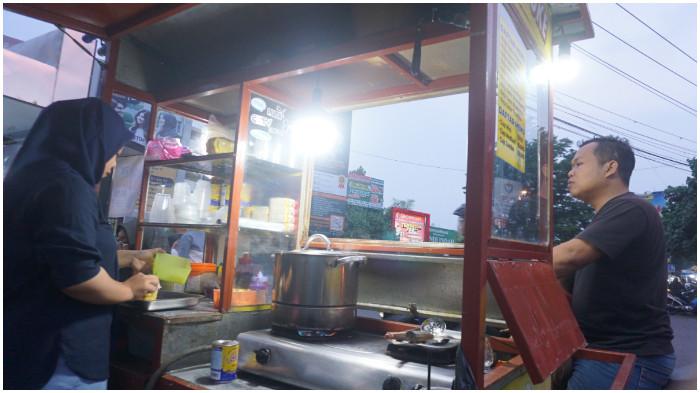Penjual jagung susu keju di sekitar Stadion Maguwoharjo.