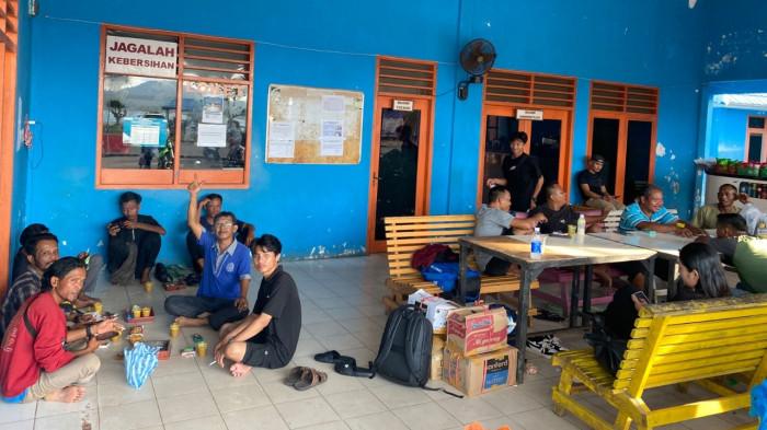 PENUMPANG TELPANTAR - etidakpastian jadwal penyeberangan kapal Roro membuat puluhan calon penumpang tujuan Kuala Tungkal terpaksa menunggu berjam-jam di Pelabuhan Jagoh, Kabupaten Lingga, Kepulauan Riau, sejak Minggu (15/2/2026) pagi.