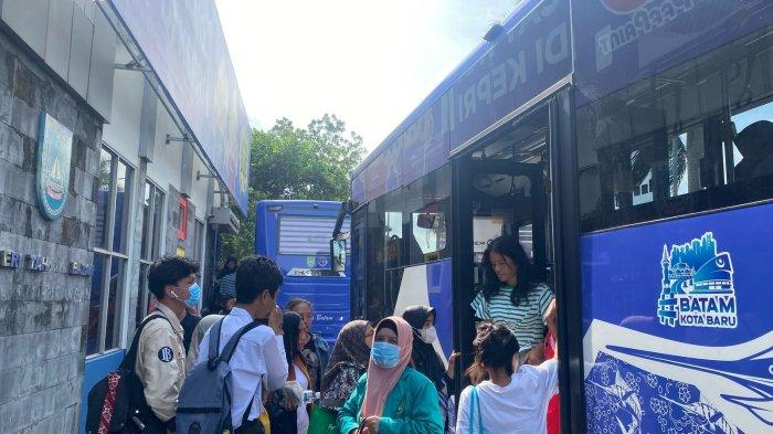 BUS TRANS BATAM - Penumpang Bus Trans Batam turun dari bus, beberapa waktu lalu. Dinas Perhubungan Batam berencana memperluas rute Bus Trans Batam koridor 5, Jodoh-Batam Centre melewati jalur utama Bengkong tahun 2026