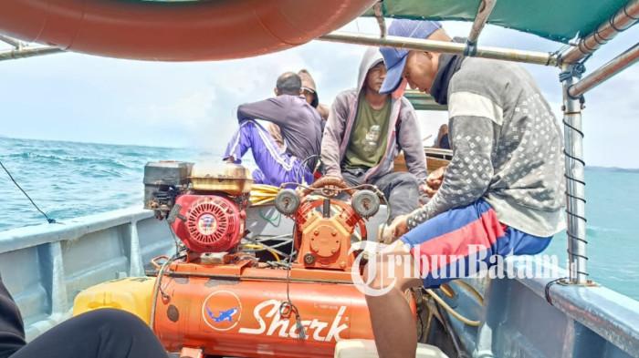 Penyelam tradisional evakusi kapal tenggelam di Lingga