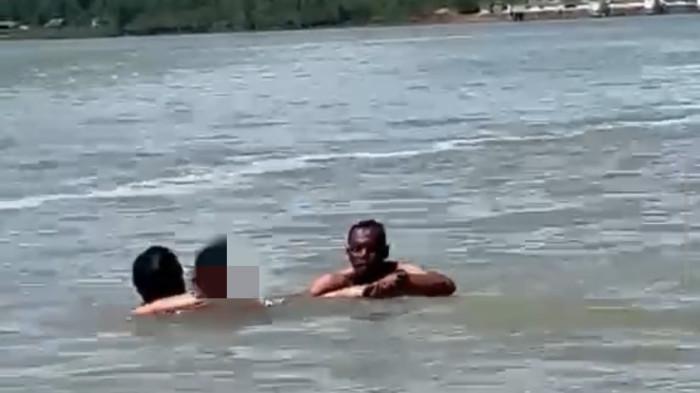 PENUMPANG JATUH KE LAUT - Screenshot salah satu vidio warga saat proses penyelamatan remaja perempuan yang jatuh ke laut di perairan Karimun, Jumat (24/4/2026)
