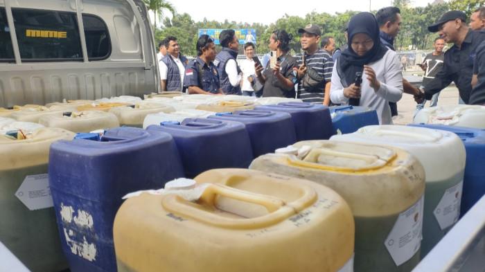 PENYELEWENGAN BBM SUBSIDI DI BATAM - Barang bukti 26 jeriken berisi BBM subsidi Pertalite yang diamankan Unit V Tipidter Satreskrim Polresta Barelang, Rabu (6/5/2026). Pelaku beraksi dengan mengantongi surat rekomendasi resmi yang mereka dapat melalui calo.