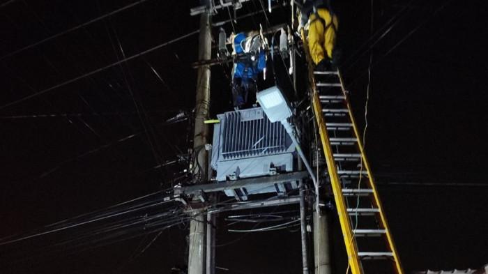 LISTRIK KARIMUN PADAM - Petugas PLN Karimun sedang memperbaiki jaringan di beberapa titik di Kabupaten Karimun, Provinsi Kepulauan Riau (Kepri), Selasa (14/4/2026) malam.