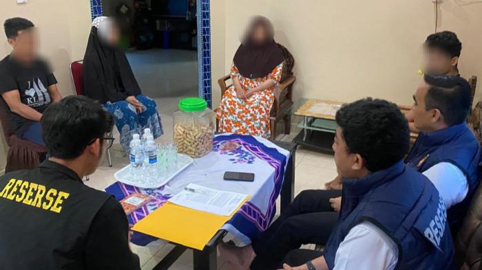 PEMERKOSAAN - Anggota Satreskrim Polres Bintan sedang melakukan penangkapan terhadap oknum guru berinisial Mrs di kediaman orangtuanya di Bintan, Senin (18/5/2026).