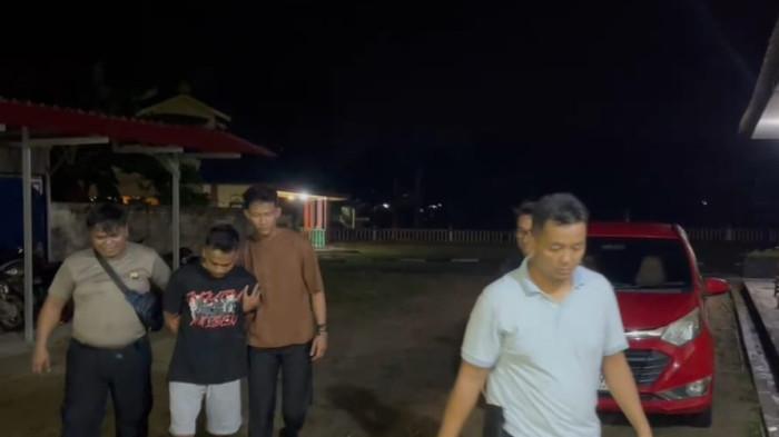 .PERKOSA- Mf saat digiring anggota polisi menuju ke Mapolsek Polsek Bintan Utara,  Polres Bintan.