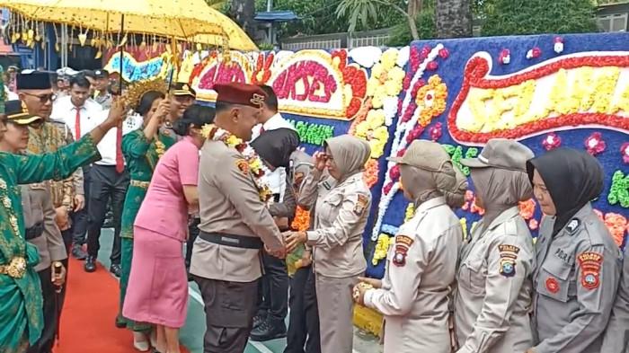 PISAH SAMBUT KAPOLRES KARIMUN - Salah satu personel Polres karimun menteskan air mata ketika bersalaman dengan AKBP Robby Topan Manusiwa pisah sambut Kapolres Karimun, Jumat (9/1/2026).