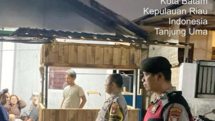 POLSEK LUBUK BAJA - Personel Polsek Lubuk Baja saat mendatangi lokasi kejadian pengancaman terhadap Kamarudin, Ketua RT 04 RW 01 di Tanjung Uma, Jumat, 10 April 2026.