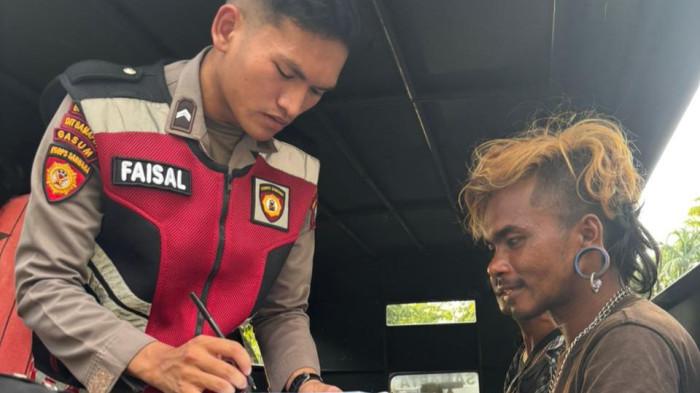 Personil Samapta Polda Kepri ketika merazia anak jalanan dan langsung dilakukan pendataan