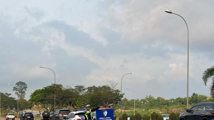 KANALISASI LALU LINTAS - Petugas Polantas Polresta Barelang melakukan kanalisasi lalu lintas bagi kendaraan motor di jalan raya Batam tepatnya di Jalan Jenderal Sudirman, Selasa (4/11/2025). Pengendara motor diminta menggunakan lajur kiri sebagai jalur aman