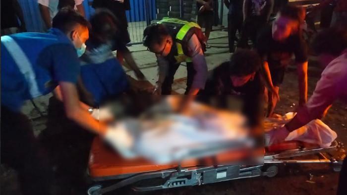 Petugas bersama warga mengevakuasi korban kecelakaan di Gresik, Selasa (7/10/2025).