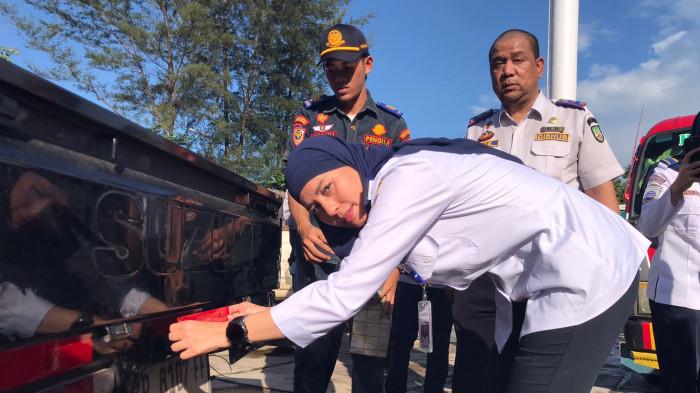 RAZIA DI BATAM - Petugas gabungan saat razia kendaraan di depan kantor Dishub Batam, Senin (11/5/2026) sore.