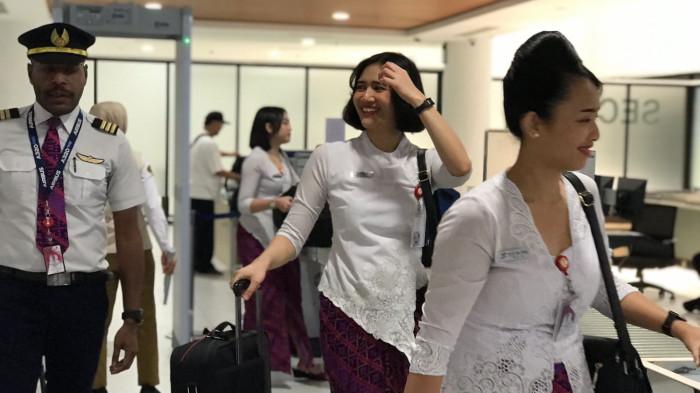 Potret petugas maskapai menuju pesawat melewati x-ray pada arus balik Minggu (22/3) di bandara udara Hang Nadim.