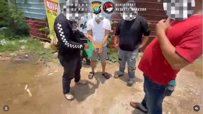 NARKOBA DI BATAM - Tangkap layar Instagram @ditnarkoba.kepri saat anggota Unit 1 Subdit 3 Ditresnarkoba Polda Kepri meringkus seorang pria berinisial Ha di pinggir jalan Permata Baloi, Kelurahan Baloi Indah, Kecamatan Lubuk Baja, Kota Batam, Provinsi Kepulauan Riau, Kamis, 9 April sekira pikul 14.00 WIB. Total, terdapat sabu-sabu seberat 108,79 gram dari pria itu. Kepada polisi, ia mengaku mendapat barang haram itu dari  seorang laki-laki berinsial R yang diketahui merupakan tahanan di Lapas Tanjungpinang.