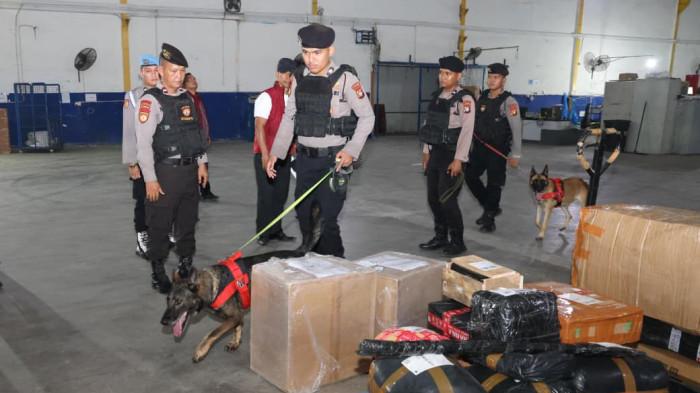 Polda Kepri Kerahkan Anjing Pelacak K9 Sapu Bersih Paket Ekspedisi di Batam