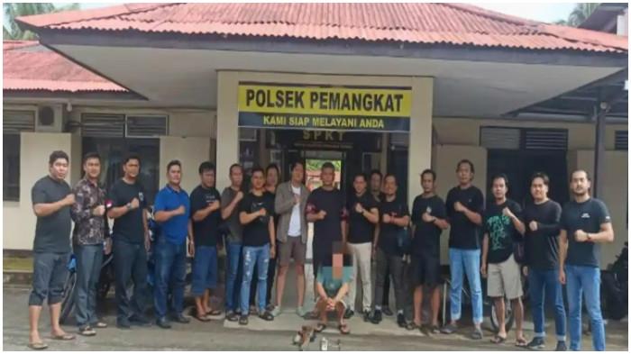 TANGKAP PELAKU - Tim Gabungan Polres Sambas, Polsek Pemangkat, dan Ditreskrimum Polda Kalbar berhasil menangkap terduga pelaku berinisial THP di rumahnya. Polisi berhasil membongkar kasus pembunuhan di Desa Jelutung, terduga Pelaku berhasil diamankan, Sabtu 15 November 2025.