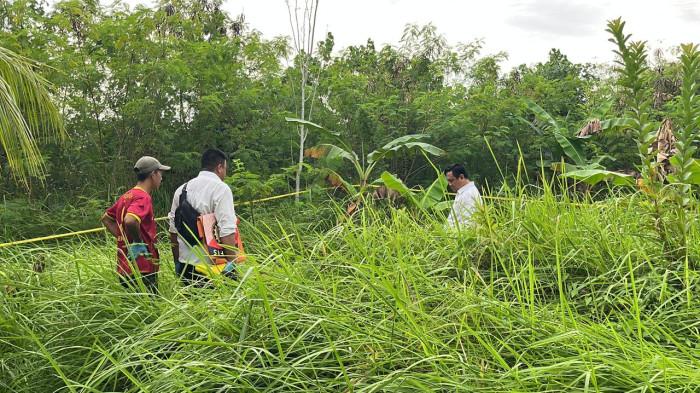 Polisi olah TKP di lokasi penemuan mayat pria di Tanjungpinang