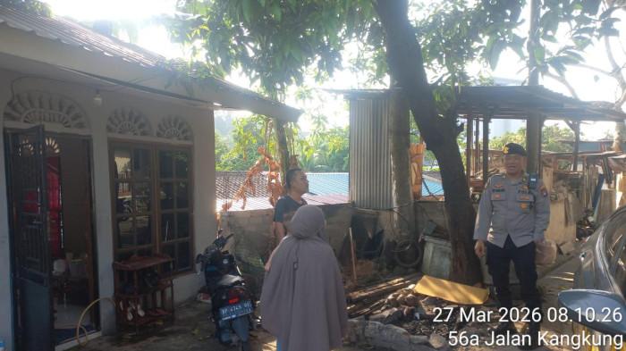 MEDIASI - Polisi turun tangan mediasi persoalan dua warga berkonflik gegara bakar sampah di komplek perumahan di Kecamatan Lubuk Baja Batam, Jumat (27/3/2026)
